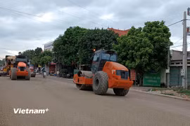 Nhà thầu thi công mở rộng một dự án quốc lộ. (Ảnh: Việt Hùng/Vietnam+)