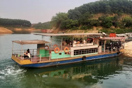 Phương tiện tàu thủy chở khách du lịch tại lòng Hồ Thác Bà. (Ảnh: Việt Hùng/Vietnam+)