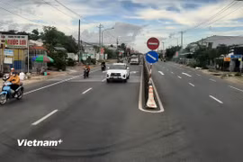 Phương tiện lưu thông trên một đoạn tuyến quốc lộ. (Ảnh: Việt Hùng/Vietnam+)