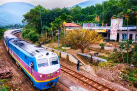 Ngành đường sắt đã có những bước phát triển về hạ tầng, chất lượng dịch vụ vận tải. (Ảnh: PV/Vietnam+)