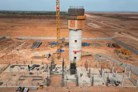 Tháp điều hành không lưu tại Sân bay Quốc tế có chiều cao 123m đang được thi công vượt tiến độ so với kế hoạch đề ra. (Ảnh: PV/Vietnam+)