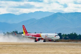 Máy bay của Hãng hàng không Vietjet Air hạ cánh xuống Sân bay Điện Biên. (Ảnh: PV/Vietnam+)