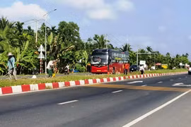Phương tiện lưu thông trên một đoạn tuyến Quốc lộ 1. (Ảnh: Việt Hùng/Vietnam+)