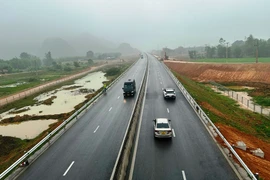 Phương tiện lưu thông trên đoạn tuyến Cao tốc Mai Sơn-Quốc lộ 45. (Ảnh: Việt Hùng/Vietnam+)