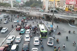 Phương tiện lưu thông qua nút giao Ngã Tư Sở, thành phố Hà Nội. (Ảnh: PV/Vietnam+)
