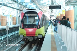 Khách đi Metro Nhổn-Ga Hà Nội bằng vé định danh, xác thực điện tử từ ngày 1/2. (Ảnh: Hoài Nam/Vietnam+)