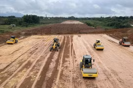 Thi công nền đường một dự án đường bộ cao tốc. (Ảnh: PV/Vietnam+)