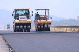 Nhà thầu thi công thảm nhựa nền đường cao tốc. (Ảnh: Việt Hùng/Vietnam+)