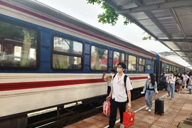 Nhiều hành khách đã chọn đường sắt làm phương tiện trải nghiệm du lịch trên dọc hành trình đất nước. (Ảnh: Việt Hùng/Vietnam+)