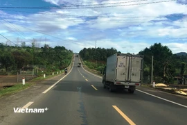 Phương tiện lưu thông trên một đoạn tuyến đường Hồ Chí Minh qua tỉnh Kon Tum được đưa vào khai thác. (Ảnh: Việt Hùng/Vietnam+)