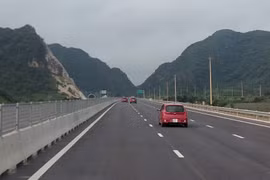 Phương tiện lưu thông trên một đoạn tuyến cao tốc được đưa vào vận hành, khai thác. (Ảnh: Việt Hùng/Vietnam+)