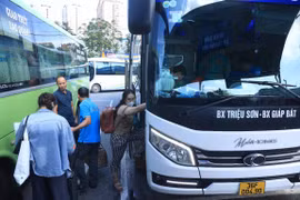 Hành khách đón xe về Thanh Hóa tại Bến xe Giáp Bát vào chiều ngày 30/8. (Ảnh: Hoài Nam/Vietnam+)
