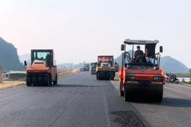 Thi công thảm bê tông nhựa nền đường Dự án Cao tốc Bắc-Nam. (Ảnh: Việt Hùng/Vietnam+)