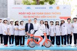 Người đội mũ bảo hiểm đạt tiêu chuẩn có thể giảm tới 42% nguy cơ tử vong và 69% nguy cơ chấn thương sọ não. (Ảnh: PV/Vietnam+)