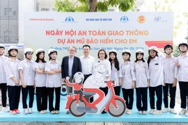 Người đội mũ bảo hiểm đạt tiêu chuẩn có thể giảm tới 42% nguy cơ tử vong và 69% nguy cơ chấn thương sọ não. (Ảnh: PV/Vietnam+)