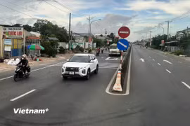 Phương tiện lưu thông trên một đoạn tuyến quốc lộ tại khu vực Đồng bằng sông Cửu Long. (Ảnh: Việt Hùng/Vietnam+)