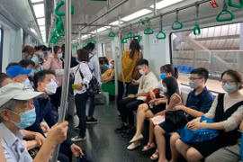 Hành khách đi đường sắt đô thị Cát Linh-Hà Đông. (Ảnh: Việt Hùng/Vietnam+)