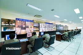 Nhân viên giám sát hệ thống giao thông tại một hầm đường bộ. (Ảnh: Việt Hùng/Vietnam+)