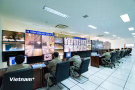 Nhân viên giám sát hệ thống giao thông tại một hầm đường bộ. (Ảnh: Việt Hùng/Vietnam+)