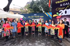 Các đại biểu cắt băng khai mạc hội chợ. (Ảnh: Quang Quyết/TTXVN)