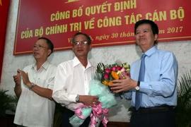 Ông Lữ Văn Hùng (giữa) giữ chức danh Bí thư Tỉnh ủy Hậu Giang, nhiệm kỳ 2015-2020. (Ảnh: Duy Khương/TTXVN)