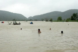 Lực lượng chức năng cùng người dân địa phương nỗ lực tìm kiếm người mất tích. (Ảnh: Xuân Triệu/TTXVN)