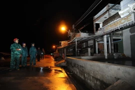 Lực lượng vũ trang phối hợp với các đơn hữu quan tuần tra an ninh tại khu dân cư tại thị trấn Gành Hào, Huyện Đông Hải vào rạng sáng ngày 26/12/2017. (Ảnh: An Hiếu/TTXVN)