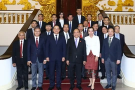 Thủ tướng Nguyễn Xuân Phúc tiếp ông Sonexay Siphandone, Ủy viên Bộ Chính trị, Phó Thủ tướng nước Cộng hòa Dân chủ Nhân dân Lào đang thăm và làm việc tại Việt Nam. (Ảnh: Thống Nhất/TTXVN)