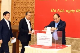 Thủ tướng Nguyễn Xuân Phúc và các Phó Thủ tướng quyên góp ủng hộ đồng bào các tỉnh Nam Trung Bộ khắc phục hậu quả thiệt hại do bão số 12. (Ảnh: Thống Nhất/TTXVN)