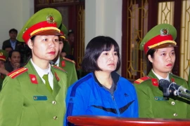 Bị cáo Trần Thị Nga trước vành móng ngựa. (Ảnh: Thanh Tuấn/TTXVN)