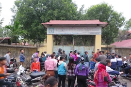 Phụ huynh học sinh trường Tiểu học Văn Môn, huyện Yên Phong, tỉnh Bắc Ninh ngóng trông tình hình con em mình sau vụ đổ lan can tầng 2, khiến 13 cháu nhập viện. (Ảnh: Thái Hùng/TTXVN)
