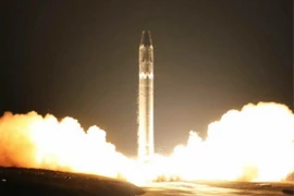 Vụ phóng thử tên lửa đạn đạo liên lục địa Hwasong-15. (Nguồn: Yonhap/TTXVN)