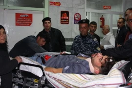 Một nạn nhân trận động đất được điều trị tại bệnh viện ở Sulaimaniyah ngày 12/11. (Nguồn: AFP/ TTXVN)