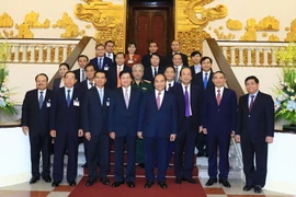 Thủ tướng Nguyễn Xuân Phúc và Thủ tướng Lào Thongloun Sisoulith chụp ảnh chung với các đại biểu hai nước tại Trụ sở Chính phủ chiều 2/10. (Ảnh: Thống Nhất/TTXVN)