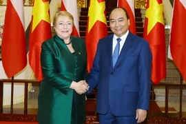 Thủ tướng Nguyễn Xuân Phúc đón tiếp Tổng thống Chile, bà Michelle Bachelet. (Ảnh: Thống Nhất/TTXVN)