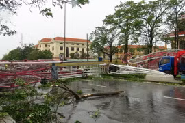 Cổng chào tại thành phố Đồng Hới bị sập đổ trong bão số 10. (Ảnh: Đức Thọ/TTXVN)