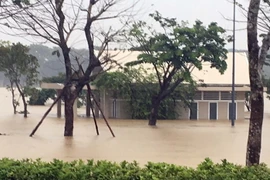 Nước lên nhanh gây ngập lụt nhiều vùng trong tỉnh Thừa Thiên-Huế. (Ảnh: Quốc Việt/TTXVN)