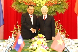 Tổng Bí thư Nguyễn Phú Trọng đón Tổng Bí thư, Chủ tịch nước Lào Bounnhang Vorachith. (Ảnh: Trí Dũng/TTXVN)