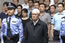 Ông Chu Vĩnh Khang (giữa, hàng trước) tại phiên tòa ở Thiên Tân, tháng 6/2015. (Nguồn: AFP/TTXVN)