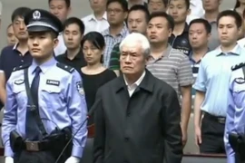 Ông Chu Vĩnh Khang (giữa, hàng trước) tại phiên tòa ở Thiên Tân, tháng 6/2015. (Nguồn: AFP/TTXVN)