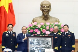 Hội truyền thống đường Hồ Chí Minh trên biển tặng quà lưu niệm cho Thủ tướng Nguyễn Xuân Phúc. (Ảnh: Thống Nhất/TTXVN)