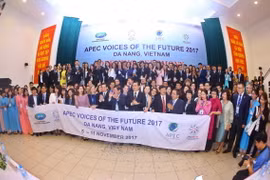 Đại biểu chụp ảnh chung tại Diễn đàn Tiếng nói Tương lai APEC 2017 (VOF). (Nguồn: TTXVN)