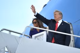 Tổng thống Hoa Kỳ Donald Trump (phải) và phu nhân Melania Trump đáp chuyến bay từ căn cứ không quân Andrews, bắt đầu công du châu Á, ngày 3/11. (Nguồn: AFP/ TTXVN)