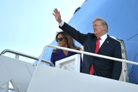 Tổng thống Hoa Kỳ Donald Trump (phải) và phu nhân Melania Trump đáp chuyến bay từ căn cứ không quân Andrews, bắt đầu công du châu Á, ngày 3/11. (Nguồn: AFP/ TTXVN)