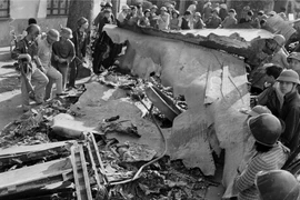 Xác máy bay B.52 bị bắn rơi lúc 23 giờ ngày 27/12/1972 tại phố Hoàng Hoa Thám, Hà Nội. (Ảnh: Minh Trường/TTXVN)