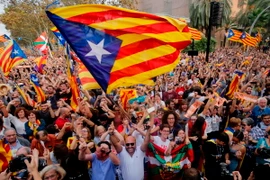 Người dân xứ Catalonia tuần hành trên đường phố thủ phủ Barcelona sau khi cơ quan lập pháp địa phương thông qua tuyên bố độc lập. (Nguồn: AFP/ TTXVN