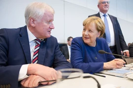 Chủ tịch đảng CDU, Thủ tướng Đức Angela Merkel (phải) và lãnh đạo đảng CSU Horst Seehofer (trái) trong cuộc họp ở Berlin ngày 26/9. (Nguồn: AFP/TTXVN)