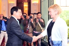 Phó Thủ tướng, Bộ trưởng Ngoại giao Phạm Bình Minh đón Bộ trưởng Ngoại giao Thụy Điển Margot Wallstrom. (Ảnh: Nguyễn Khang/TTXVN)