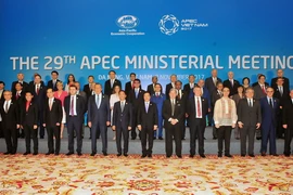 Phó Thủ tướng, Bộ trưởng Ngoại giao Phạm Bình Minh; Bộ trưởng Công Thương Trần Tuấn Anh cùng các đại biểu tham dự hội nghị AMM 29 chụp ảnh chung. (Nguồn: TTXVN)