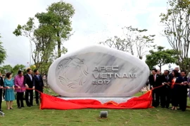 Đại biểu các nền kinh tế APEC thực hiện nghi thức khai trương Công viên APEC. (Nguồn: TTXVN)